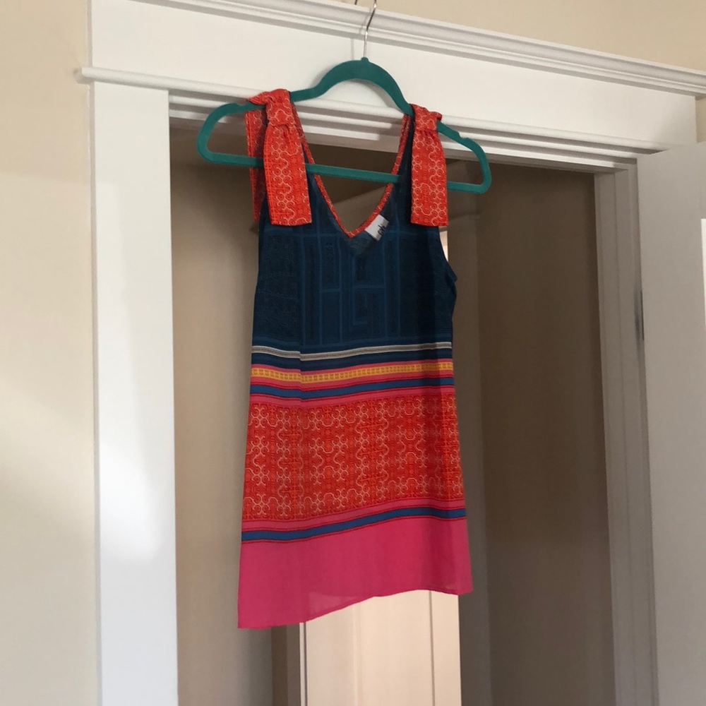 Sleeveless blouse with bows